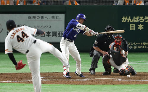 巨人対中日　９回表中日２死一、三塁、大島は三塁への内野安打を放つ（撮影・林敏行）