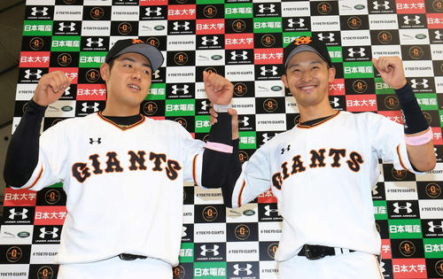 巨人対中日　お立ち台でガッツポーズする巨人吉川尚（右）と岡本（撮影・江口和貴）