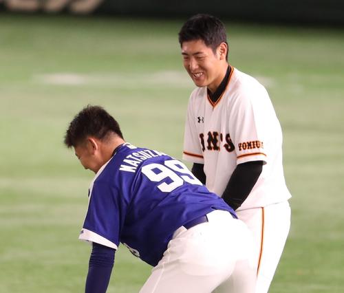 巨人対中日　試合前に談笑する中日松坂（左）と巨人岡本（撮影・野上伸悟）