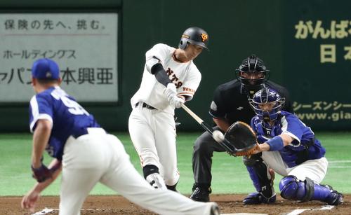 巨人対中日　１回裏巨人無死一塁、吉川尚は先制の右越え２点本塁打を放つ。投手松坂（撮影・林敏行）
