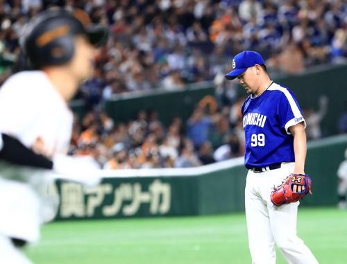 巨人対中日　１回裏巨人無死一塁、吉川尚（左）に２点本塁打を浴びた松坂（撮影・江口和貴）