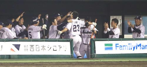 ヤクルト対巨人　８回裏ヤクルト無死、日本球界復帰１号となるソロ本塁打を放った青木（中央）をサイレント・トリートメントで祝福するナイン（撮影・江口和貴）