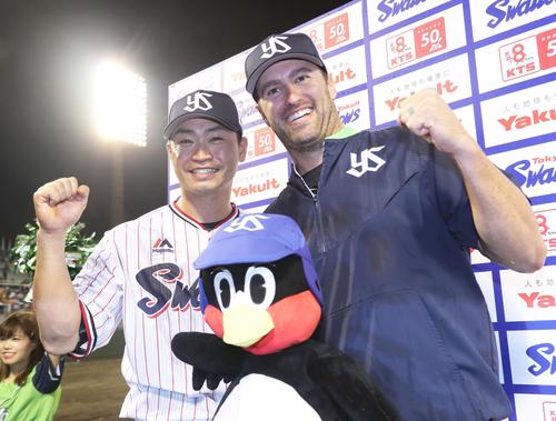 お立ち台で笑顔を見せるヤクルト青木とハフ（撮影・足立雅史）
