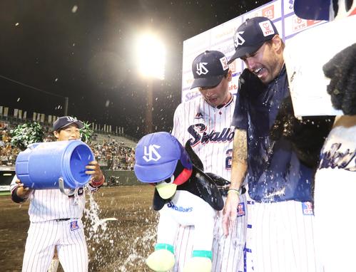 お立ち台のヤクルト青木（中央）とハフ（右）は広岡に祝福の水をかけられる（撮影・足立雅史）