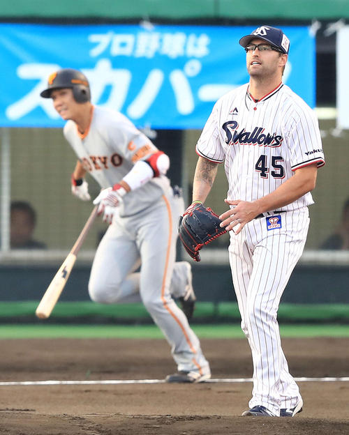 ヤクルト対巨人　１回表巨人無死、坂本勇（左）を中飛に仕留めるハフ（撮影・江口和貴）