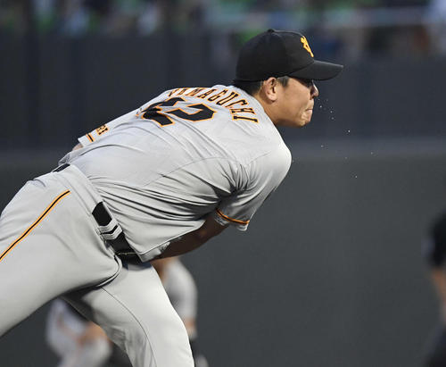 ヤクルト対巨人　汗を飛ばしながら力投する巨人先発の山口俊（撮影・鈴木みどり）