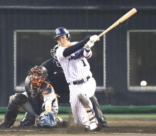 ヤクルト対巨人　２回裏ヤクルト２死一、三塁、左前先制適時打を放つ山田哲（撮影・江口和貴）