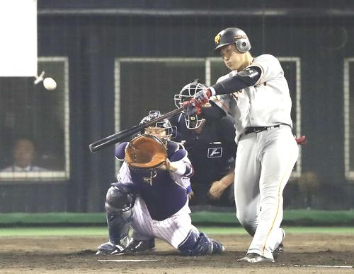 ヤクルト対巨人　３回表巨人無死、同点となるソロ本塁打を右越えに放つ岡本（撮影・江口和貴）