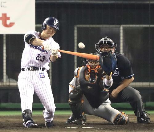 ヤクルト対巨人　８回裏ヤクルト無死、右越えソロ本塁打を放つ青木（撮影・江口和貴）