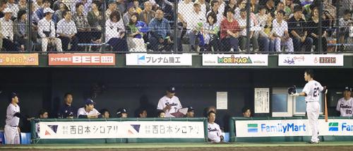 ８回裏ヤクルト無死、日本球界復帰１号となるソロ本塁打を放った青木（右から２人目）はナインからの祝福がなく手を広げる（撮影・江口和貴）