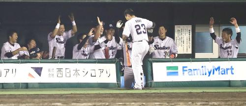 ８回裏ヤクルト無死、日本球界復帰１号となるソロ本塁打を放った青木（中央）をサイレント・トリートメントで祝福するナイン（撮影・江口和貴）