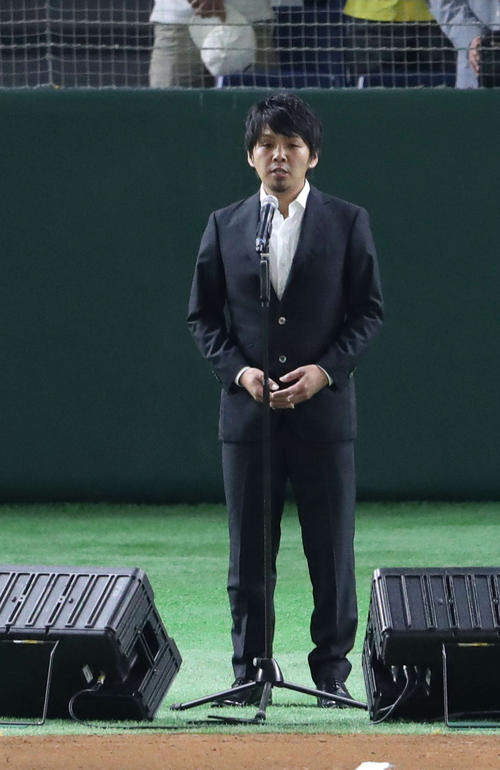 日本ハム対西武　試合前、君が代を独唱するシンガーソングライターの古沢剛（撮影・河野匠）