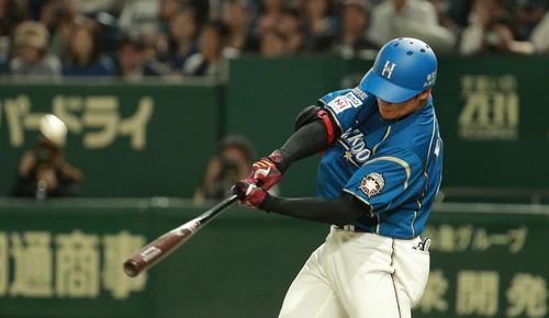 日本ハム対西武　７回裏日本ハム無死、中飛を放つ清宮（撮影・中島郁夫）