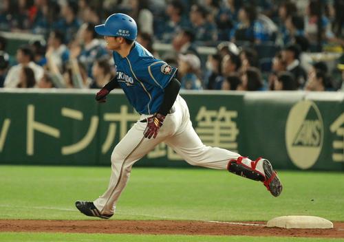 日本ハム対西武　７回裏日本ハム無死、相手失策を誘う大飛球を放ち一塁ベースを走り抜ける清宮（撮影・中島郁夫）