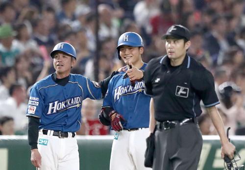 日本ハム対西武　７回裏日本ハム無死、中失で三塁に進んだ清宮は笑顔でサムアップポーズ（撮影・黒川智章）