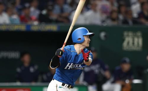 日本ハム対西武　８回裏日本ハム１死一、三塁、中犠飛を放つ西川（撮影・黒川智章）