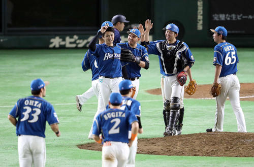 日本ハム対西武　西武に完封勝利を収め、ほっとしたような表情を見せる上沢（中央左）（撮影・河野匠）