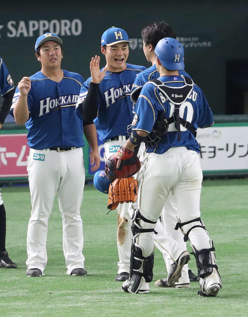 日本ハム対西武　西武に完封勝利を収めた上沢（中央右）を迎える清宮（中央左）。左は横尾、右は清水（撮影・河野匠）