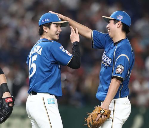 日本ハム対西武　完封勝利した上沢（左）は太田に頭をたたかれる（撮影・黒川智章）