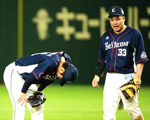 日本ハム対西武　マウンドでがっくりする西武十亀。右は山川（撮影・中島郁夫）
