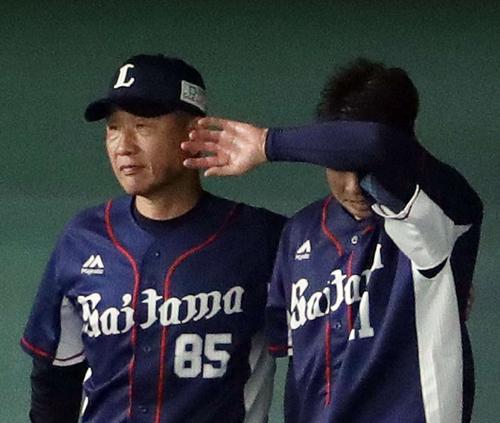 日本ハム対西武　７回裏日本ハム１死三塁、降板した十亀（右）をねぎらう 辻 監督（撮影・河野匠）