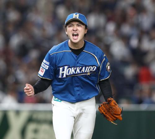 日本ハム対西武　８回表西武２死、秋山を三振にとり叫ぶ上沢（撮影・黒川智章）