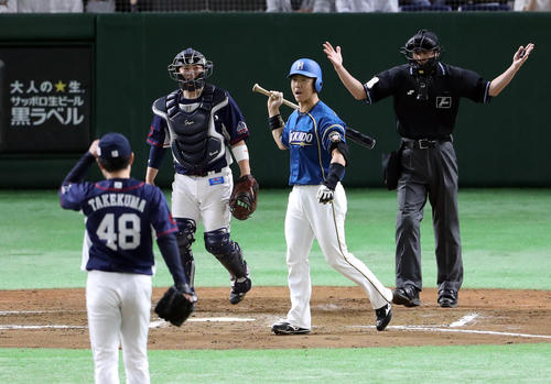 日本ハム対西武　７回裏日本ハム１死三塁、武隈に死球を受け怒りの表情を見せる鶴岡（撮影・河野匠）