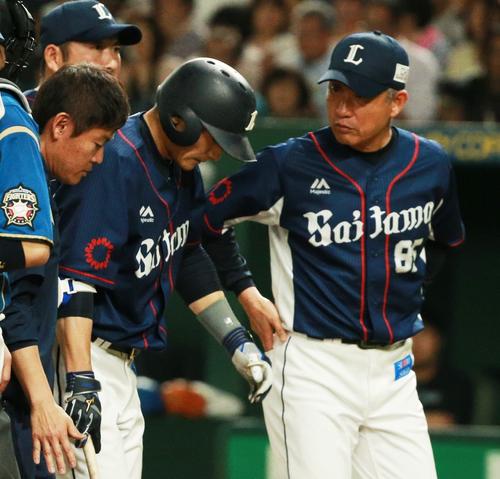 日本ハム対西武　自打球で退場する栗山。右は西武 辻 監督（撮影・中島郁夫）