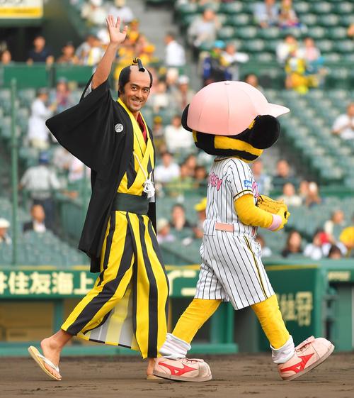 阪神対ＤｅＮＡ　始球式をつとめる俳優の阿部寛（撮影・上田博志）＝２０１８年５月17日、甲子園球場
