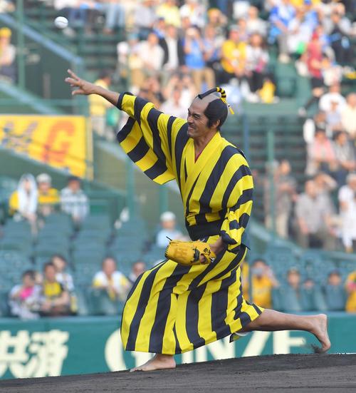 阪神対ＤｅＮＡ　始球式をつとめる俳優の阿部寛（撮影・上田博志）＝２０１８年５月17日、甲子園球場