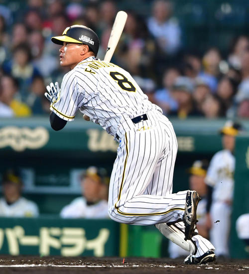 阪神対ＤｅＮＡ　４回裏阪神２死、中越えの同点本塁打を放つ福留（撮影・清水貴仁）