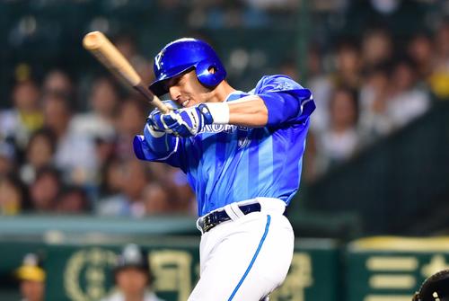 阪神対ＤｅＮＡ　５回表ＤｅＮＡ１死二塁、左前へ勝ち越し適時打を放つソト（撮影・清水貴仁）