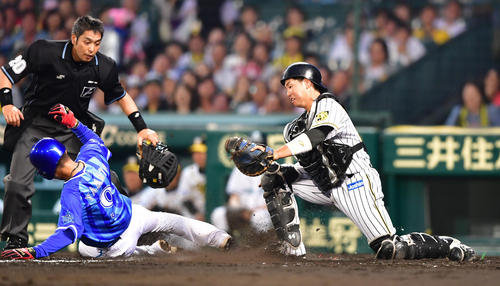 阪神対ＤｅＮＡ　５回表ＤｅＮＡ１死二塁、ソトの左前打で二塁から生還する大和、捕手梅野（撮影・清水貴仁）