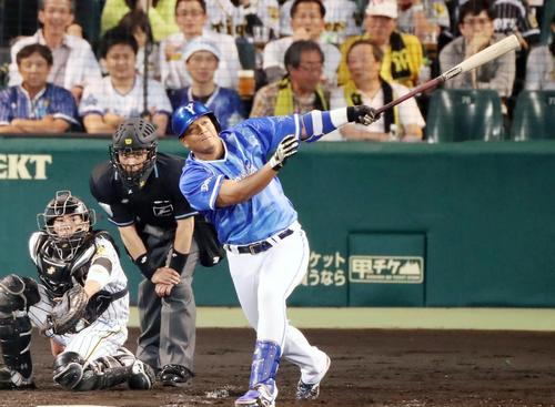 阪神対ＤｅＮＡ　５回表ＤｅＮＡ１死二塁、ロペスは左越え２点本塁打を放つ（撮影・加藤哉）