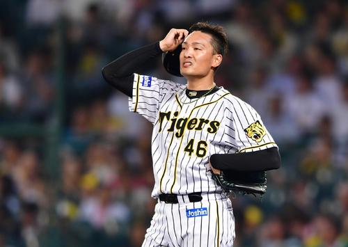 阪神対ＤｅＮＡ　５回表ＤｅＮＡ１死二塁、ロペスに左越え２点本塁打を浴び険しい顔をみせる秋山（撮影・清水貴仁）