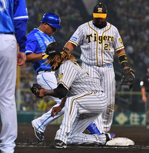 ２０１８年５月17日　７回表ＤｅＮＡ無死一塁、ロペスの打球をつかみ損ねたロサリオのフォローに入り一塁ベースを踏むマテオ（撮影・上田博志）