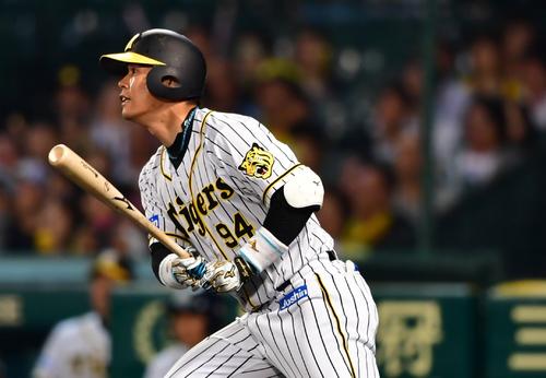 阪神対ＤｅＮＡ　７回裏阪神１死満塁、中前へ適時打を放つ原口（撮影・清水貴仁）