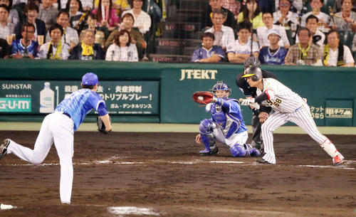 阪神対ＤｅＮＡ　７回裏阪神１死満塁、代打俊介は押し出し四球を選んで出塁（撮影・加藤哉）