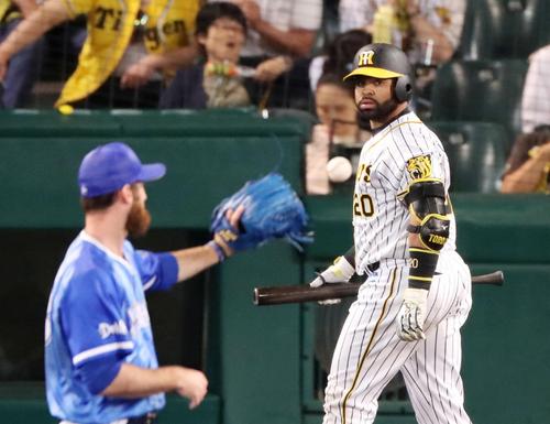 阪神対ＤｅＮＡ　８回裏阪神１死二塁、ロサリオは三振に倒れベンチへ戻る（撮影・加藤哉）