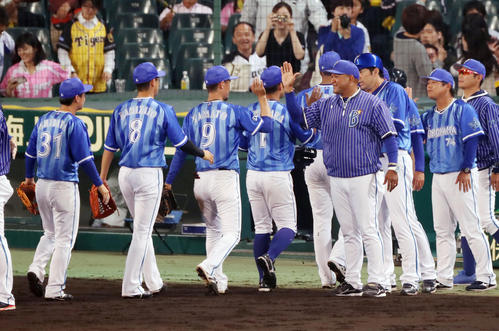 阪神対ＤｅＮＡ　阪神に勝利しナインをハイタッチで迎えるラミレス監督（撮影・加藤哉）