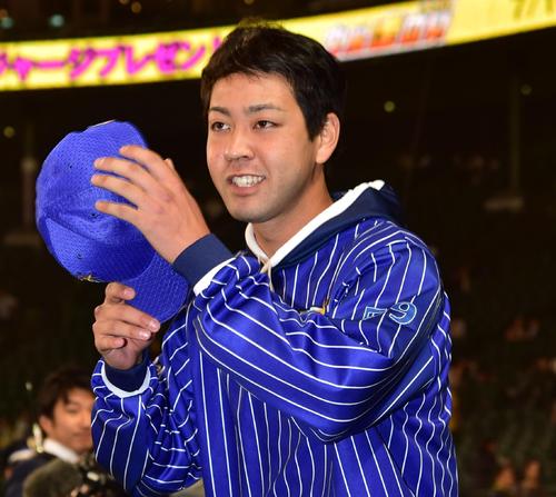阪神対ＤｅＮＡ　今季初勝利をあげファンにあいさつする平良（撮影・清水貴仁）