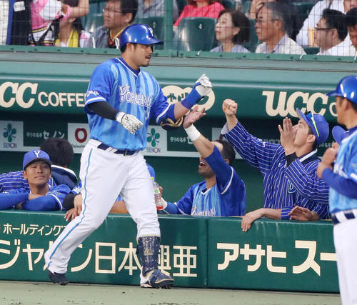 阪神対ＤｅＮＡ　４回表ＤｅＮＡ２死、宮崎は左越えソロ本塁打を放ちベンチのナインとタッチする（撮影・加藤哉）