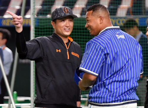 巨人対DeNA 練習中に話す巨人高橋監督(左)とDeNAロペス(撮影・滝沢徹郎)