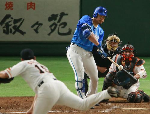 巨人対DeNA 5回表DeNA1死、菅野(左)から同点本塁打を放つ梶谷。捕手小林(撮影・中島郁夫)