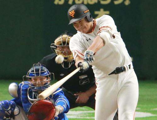 巨人対DeNA 5回裏巨人無死、自ら勝ち越し本塁打を放つ菅野。捕手嶺井(撮影・中島郁夫)