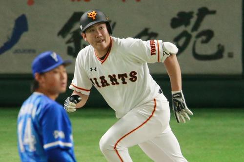 巨人対DeNA 5回裏巨人無死、石田(左)から勝ち越し本塁打を放つ菅野(撮影・中島郁夫)