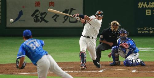 巨人対DeNA 6回裏巨人2死満塁、武藤(左)から2点適時打を放つ阿部。捕手嶺井(撮影・中島郁夫)