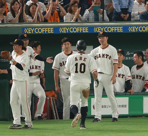 巨人対DeNA 6回裏に2点適時打を放った阿部(左から5人目)を出迎える菅野(左から4人目)ら巨人ベンチ(撮影・中島郁夫)