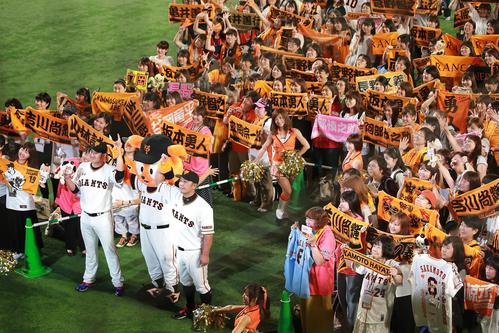 巨人対DeNA ファンと記念撮影を行う巨人菅野(左)と阿部(撮影・中島郁夫)