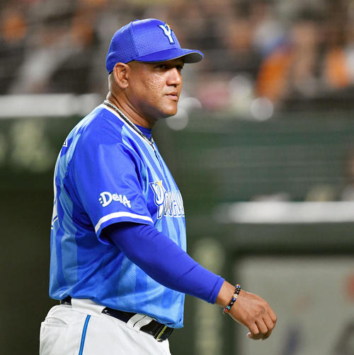 巨人対DeNA 6回裏、交代を告げるDeNAラミレス監督(撮影・滝沢徹郎)